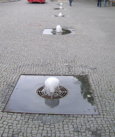 Foto der kleinen Brunnen vor der Elisabethhalle in Aachen