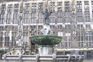 Foto vom Karlsbrunnen in Aachen