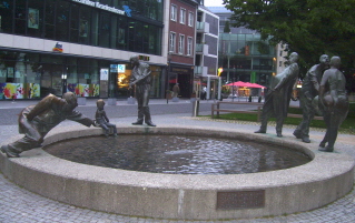 Foto vom Brunnen Kreislauf des Geldes in Aachen bei Nacht