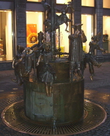 Foto vom Puppenbrunnen in Aachen bei Nacht