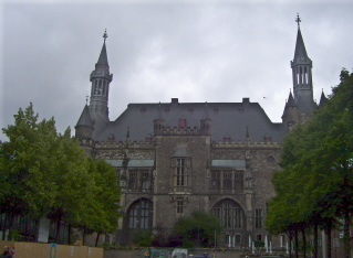 Foto vom linken Rathausturm in Aachen