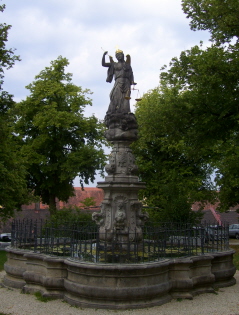 Foto vom Brunnen vor der Abteikirche in Neresheim