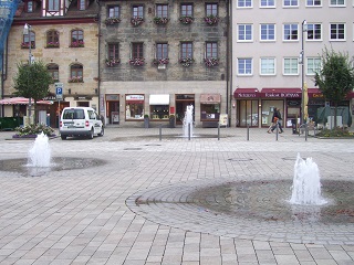 Foto der drei Brunnen auf dem Marktplatz in Altdorf