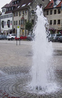 Foto der drei Brunnen auf dem Marktplatz in Altdorf