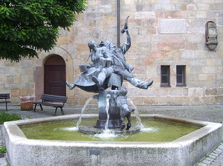 Foto vom Brunnen auf dem Schlossplatz in Altdorf