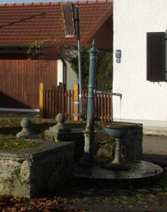 Foto vom Dorfbrunnen in Unterholzhausen