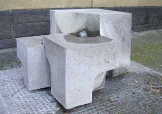 Foto vom Brunnen vor dem Gymnasium am Römerkastel in Alzey