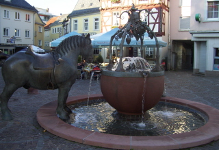 Foto vom Rossmarktbrunnen in Alzey