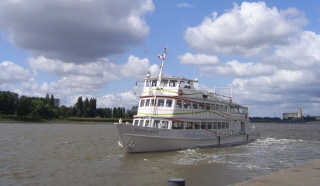 Foto eines Passagierschiffs auf der Schelde in Antwerpen