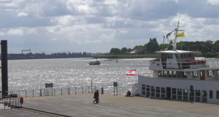 Foto einer Schiffsanlegestelle an der Schelde in Antwerpen