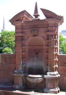 Foto vom Wandbrunnen vor dem Schloss in Aschaffenburg
