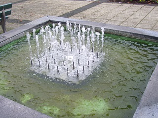 Foto vom Brunnen vor dem Bayerischen Staatsbad in Bad Kissingen