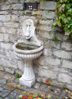 Foto vom Brunnen im Johanniskirchhof in Bad Mergentheim