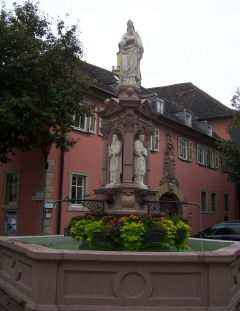 Foto vom Brunnen auf dem Ledermarkt in Bad Mergentheim