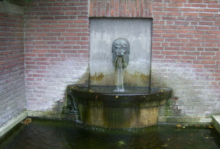 Foto vom Brunnen vor dem Kurpark in Bad Schwartau