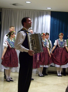 Foto vom sorbischen Folkloreabend mit sorbischen Tänzern und einem Musikant