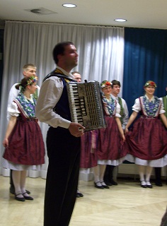 Foto vom sorbischen Folkloreabend mit sorbischen T&auml;nzern und einem Musikant