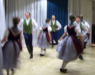 Foto vom sorbischen Folkloreabend mit sorbischen Tänzern
