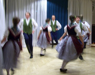 Foto vom sorbischen Folkloreabend mit sorbischen T&auml;nzern
