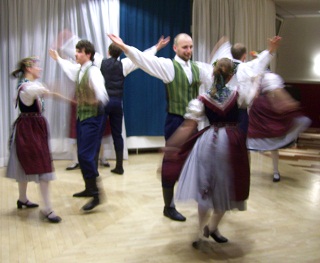 Foto vom sorbischen Folkloreabend mit einer sorbischen Tanzgruppe