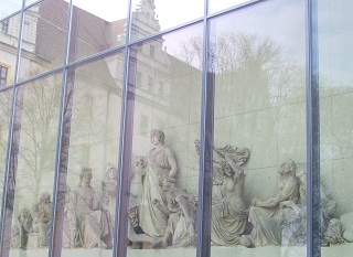Foto der Figurengruppe am Deutsch-Sorbischen Volkstheater in Bautzen