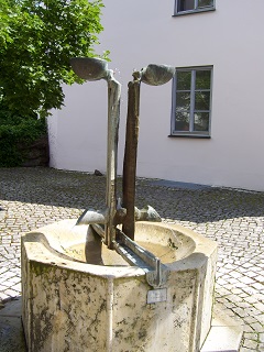 Foto vom Brunnen im Schlosshof in Abensberg