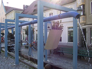 Foto der Wasserspiele auf dem Marktplatz in Aichach