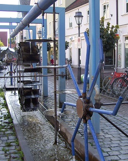 Foto der Wasserspiele auf dem Marktplatz in Aichach