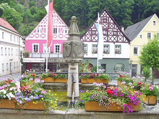Foto vom Brunnen auf dem Marktplatz in Bad Berneck