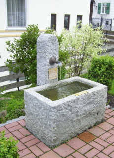 Foto vom Dorfbrunnen in Baindlkirch