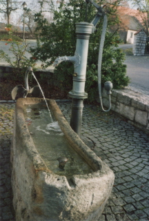 Foto vom Brunnen vor der Kirche in Wilburgstetten