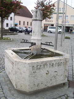 Foto vom Brunnen auf dem Marktplatz in Gaimersheim
