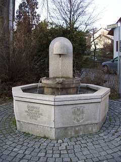 Foto vom Brunnen vor St. Vitus in Glött