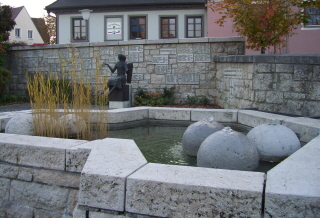 Foto vom Brunnen vor dem Kriegerdenkmal in Großmehring