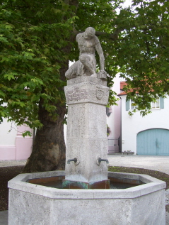 Foto vom Kriegerdenkmalbrunnen in Günzburg