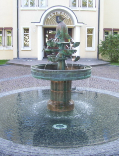 Foto vom Brunnen vor dem Rathaus in Höchstädt