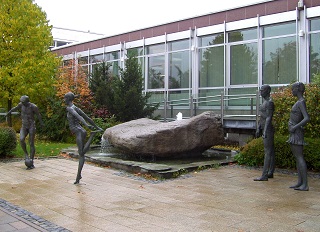 Foto vom Brunnen vor dem AOK-Gebäude in Hof