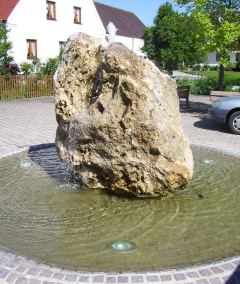 Foto vom Dorfbrunnen in Leitheim
