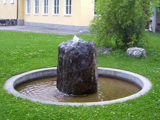 Foto vom Brunnen vor der klosterkirche Maria Medingen