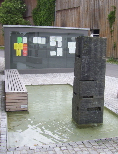 Foto vom Brunnen vor dem Rathaus in Mauerstetten