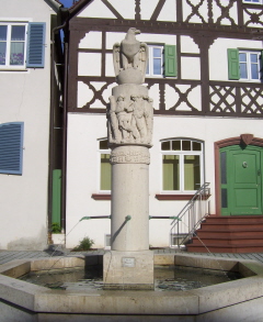 Foto vom Kriegerdenkmalbrunnen in Monheim