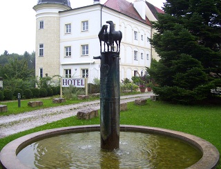 Foto vom Brunnen vor der Schlossgaststätte in Odelzhausen
