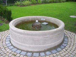 Foto vom Dorfbrunnen in Ottmarshausen