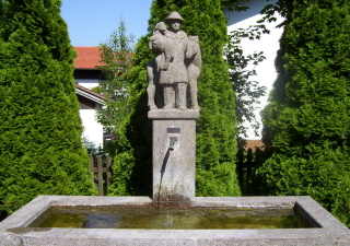 Foto vom Hirtenbrunnen in Oy