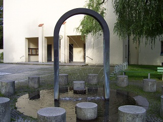 Foto vom Brunnen vor St. Barbara in Peißenberg