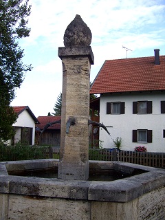 Foto vom Zirbelnussbrunnen in Peißenberg