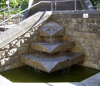 Foto vom Brunnen vor St. Peter und Paul in Rimpar