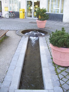 Foto vom Brunnen vor St. Nikolaus in Rosenheim