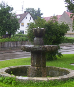 Foto vom Schalenbrunnen in Wörnitzstein