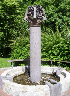 Foto vom Brunnen vor St. Raphael in Steppach